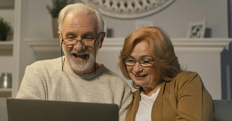 Par i videosamtal med terapeut via dator