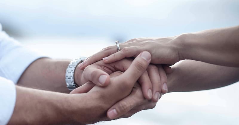 Holding hands – emotional connection during couples therapy