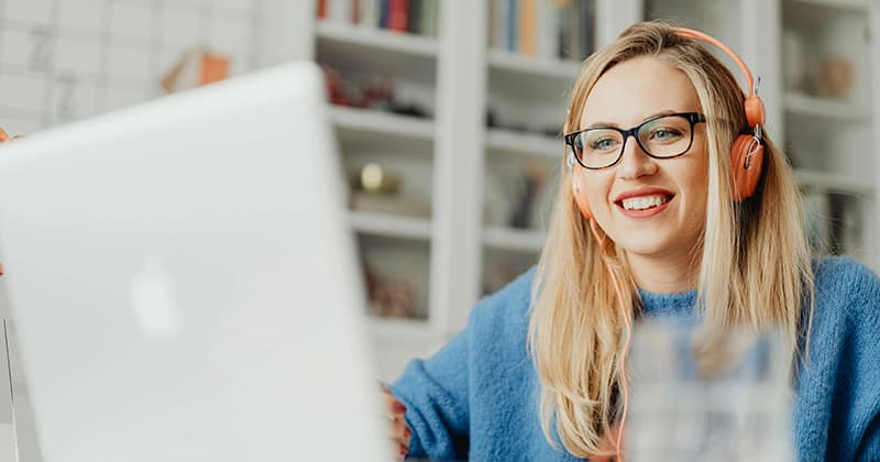 Kvinna under ett KBT-samtal online