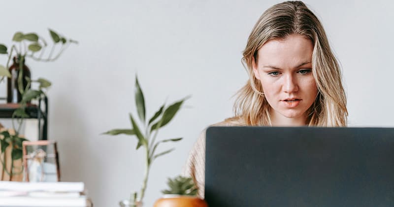 Kvinna i ett terapisamtal online hemifrån